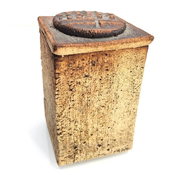 Patrick Kennedy Newark Vermont Handmade Pottery Container with Lid - Picture 3 of 12